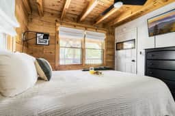 Updated Premier Cabin w/ MiniGolf FirePit & HotTub
